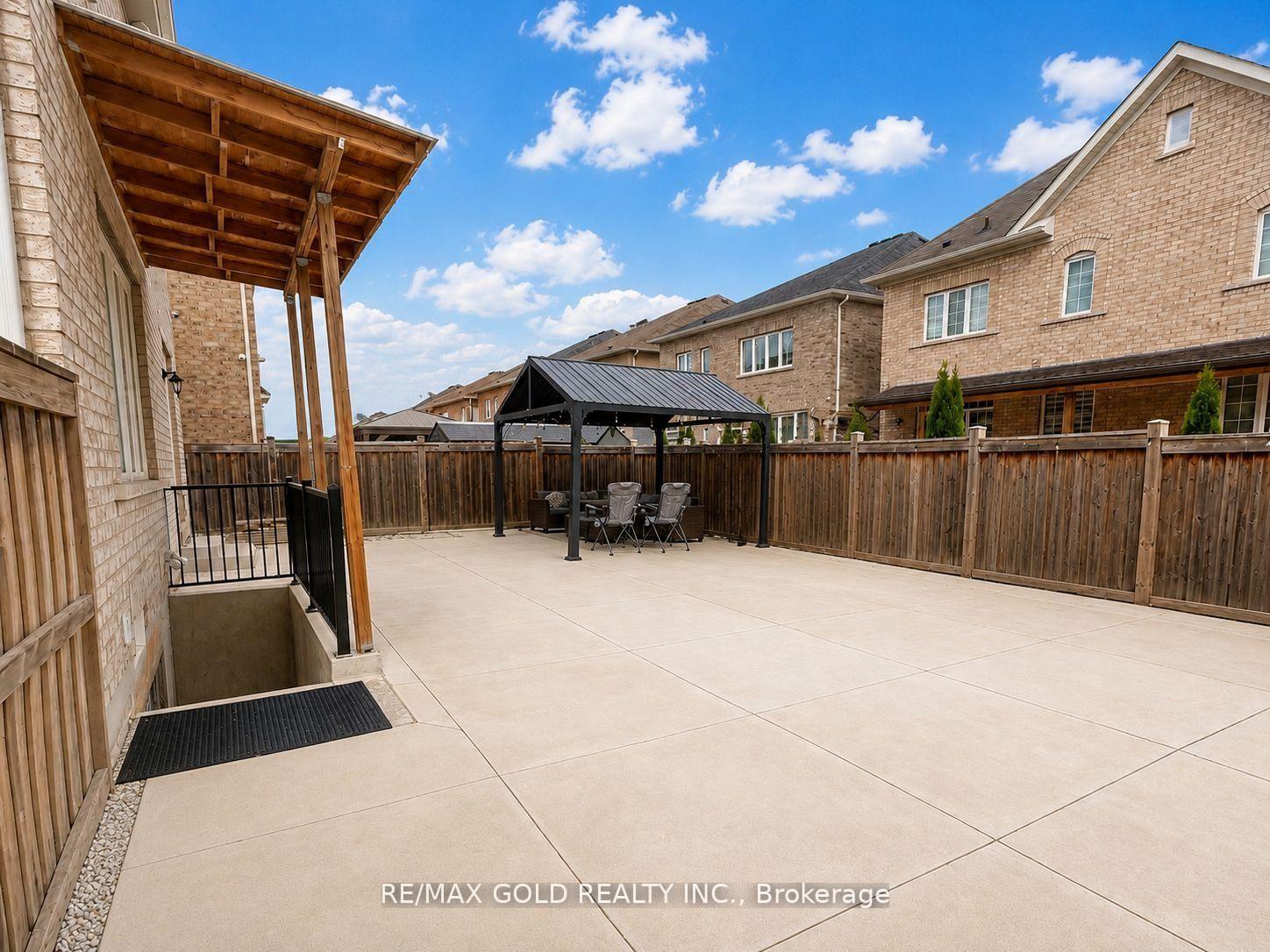 Photo 8 of 27 Brentwick Drive, Brampton, Credit Valley — HOMEH