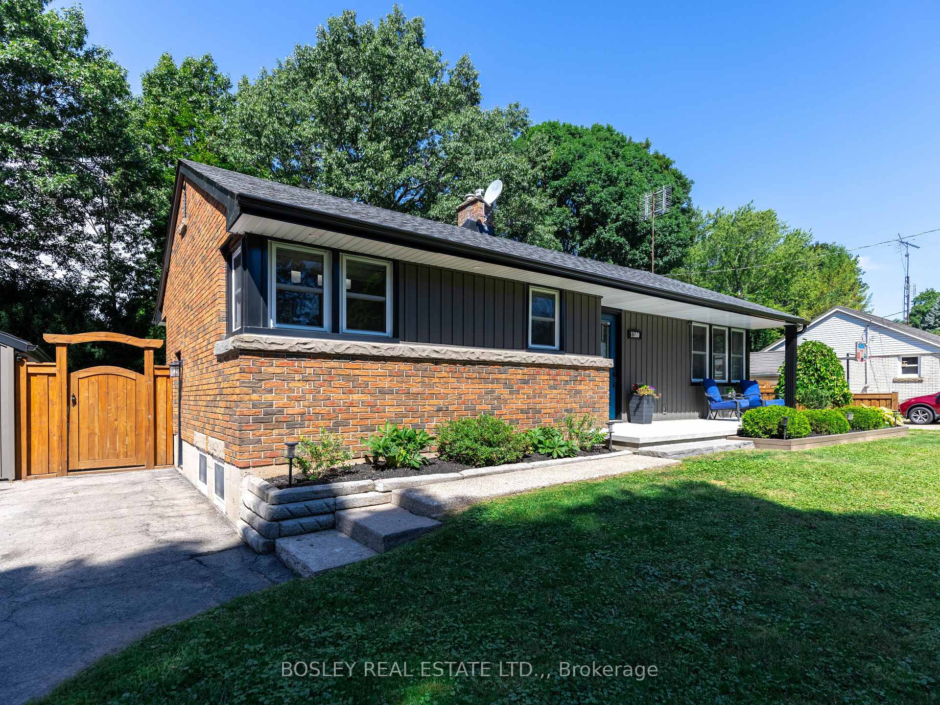 Photo 2 of 1180 Sunset Drive, Pelham, Fenwick — HOMEH