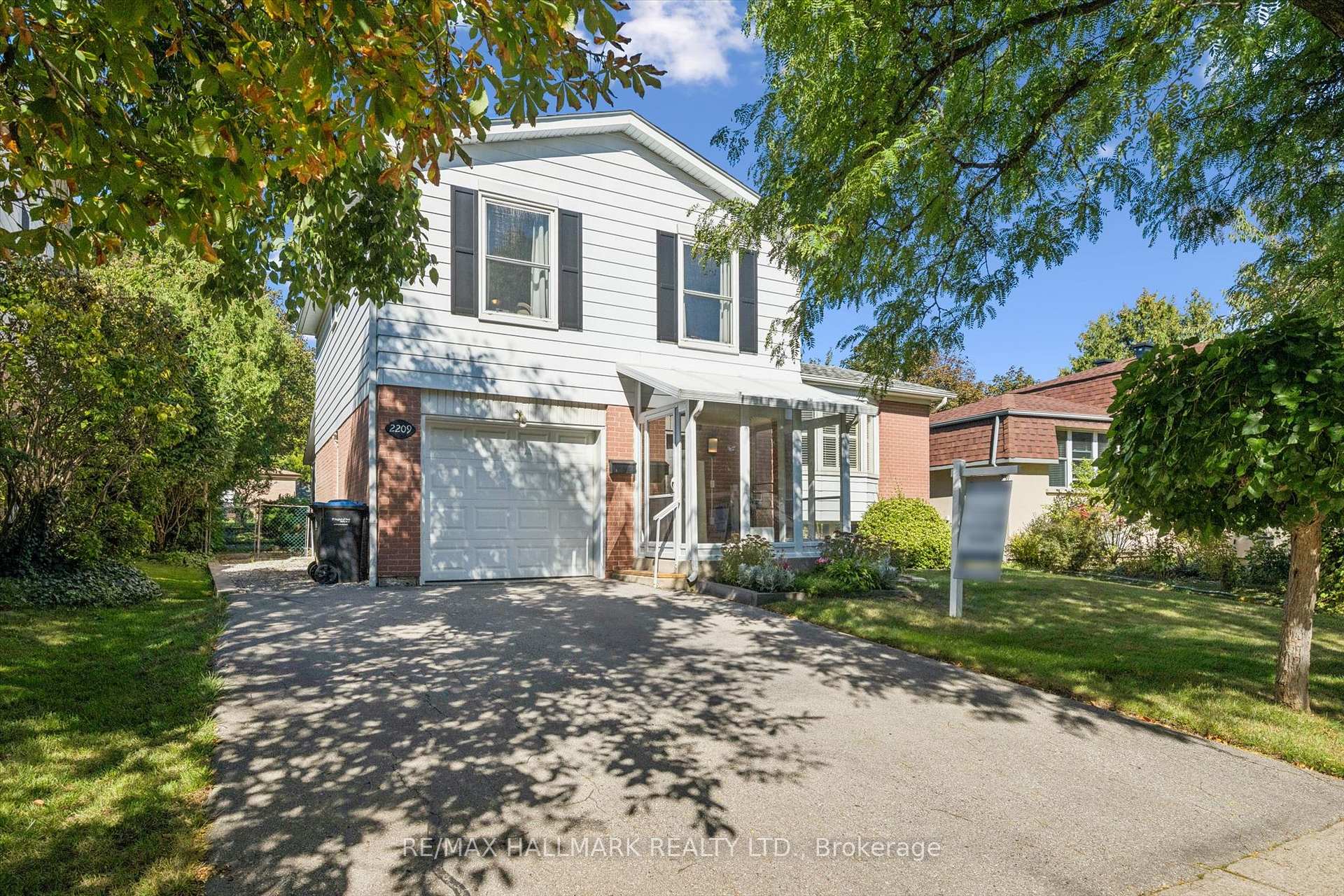 Photo 2 of 2209 Buttonbush Crescent, Mississauga, Erin Mills — HOMEH
