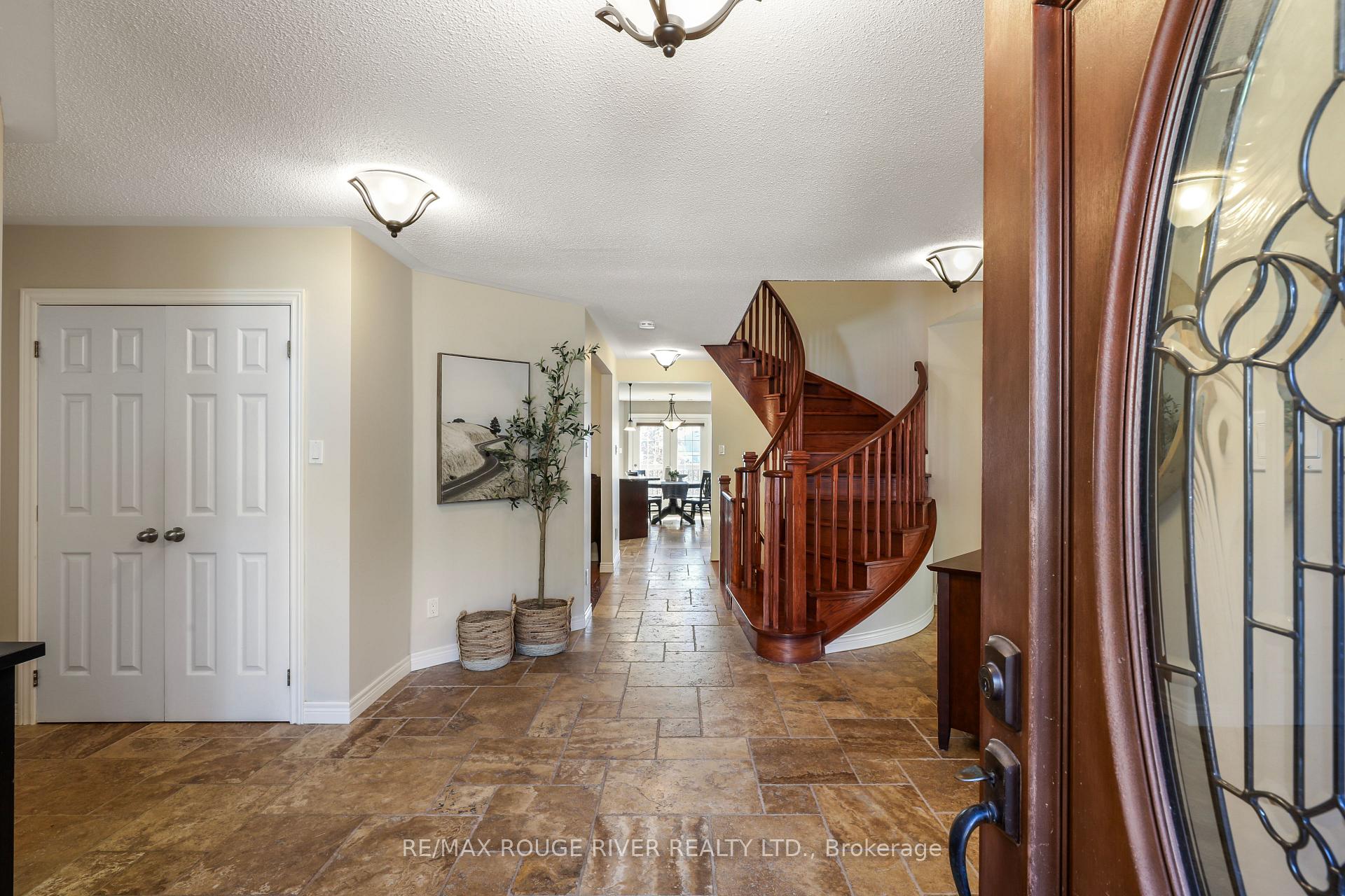 Photo 2 of 965 Ridge Valley Drive, Oshawa, Pinecrest — HOMEH