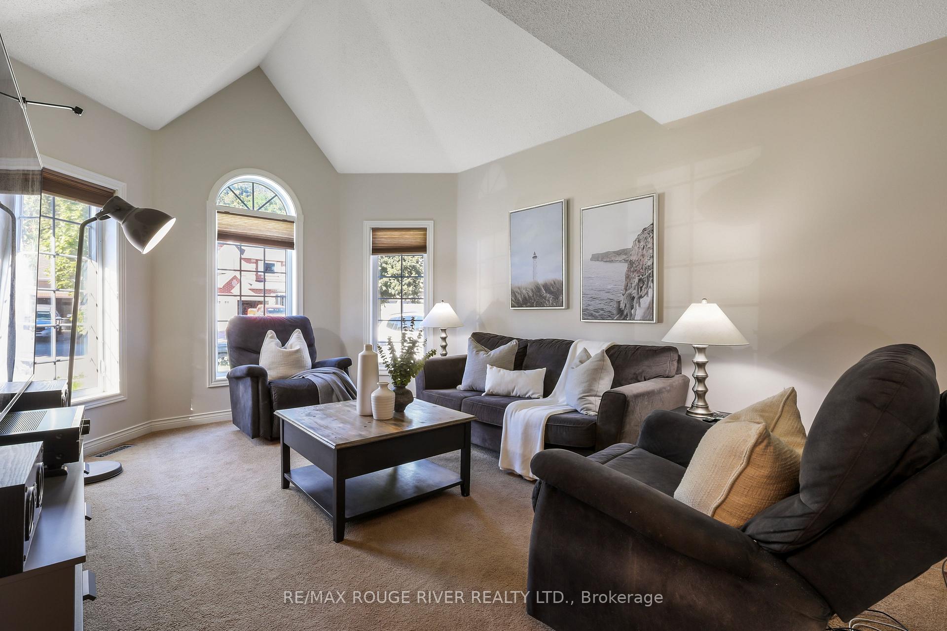 Photo 3 of 965 Ridge Valley Drive, Oshawa, Pinecrest — HOMEH