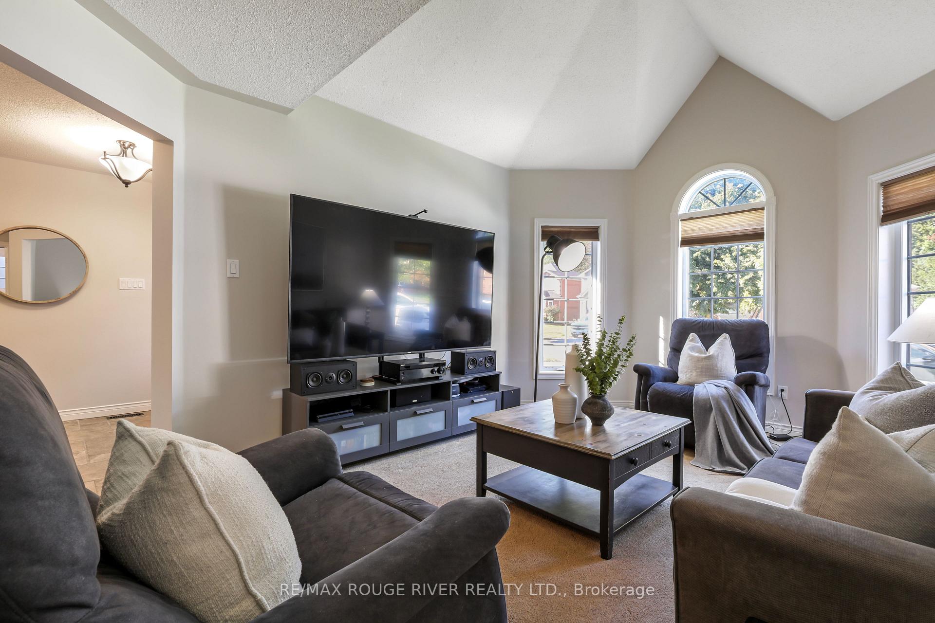 Photo 4 of 965 Ridge Valley Drive, Oshawa, Pinecrest — HOMEH
