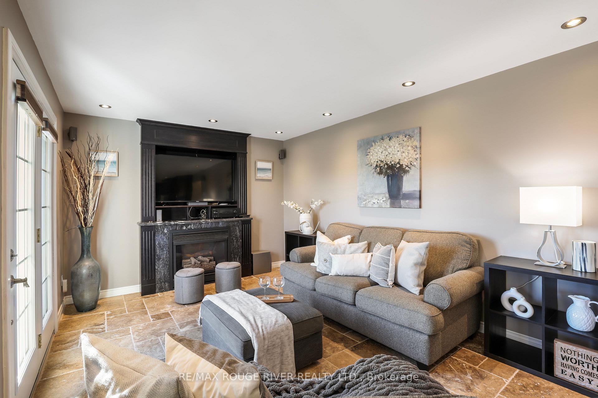 Photo 5 of 965 Ridge Valley Drive, Oshawa, Pinecrest — HOMEH