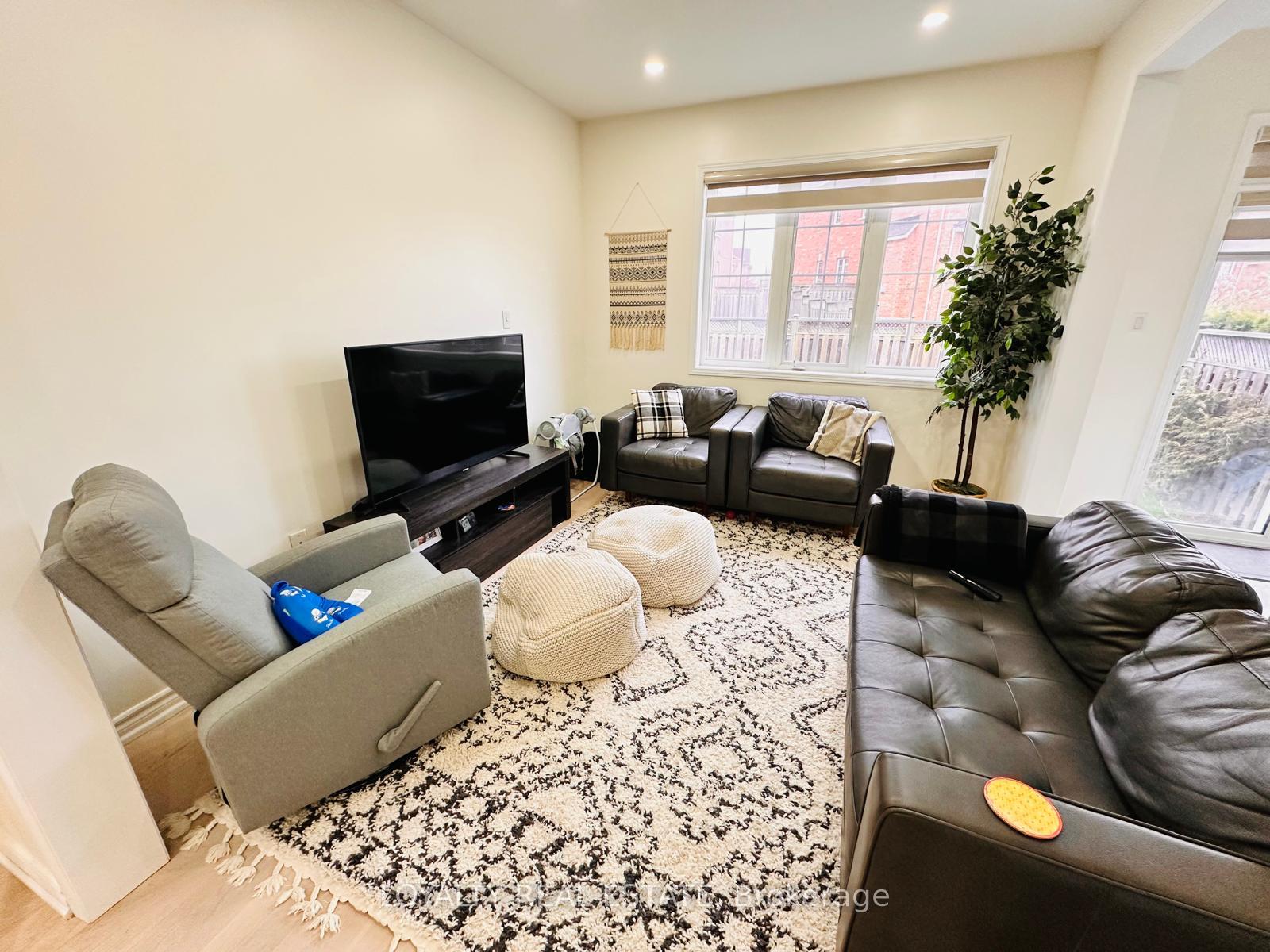 Photo 9 of 28 Thorp Crescent, Ajax, Central West — HOMEH