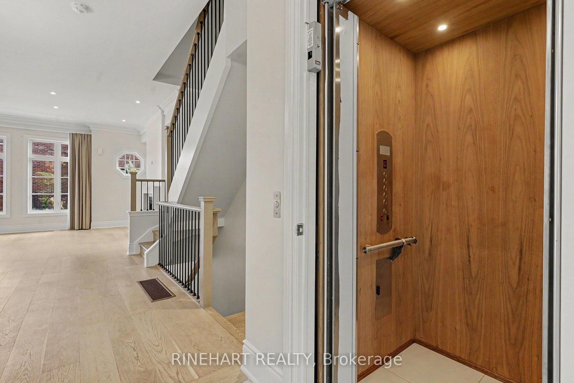 Photo 3 of 2082 Queensborough Gate, Mississauga, Central Erin Mills — HOMEH