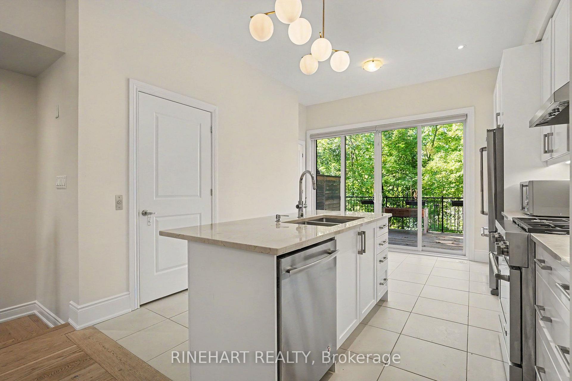 Photo 10 of 2082 Queensborough Gate, Mississauga, Central Erin Mills — HOMEH
