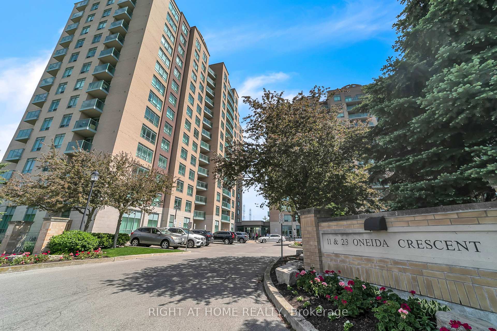 Photo 3 of Unit 1202, 11 Oneida Crescent, Richmond Hill, Langstaff — HOMEH