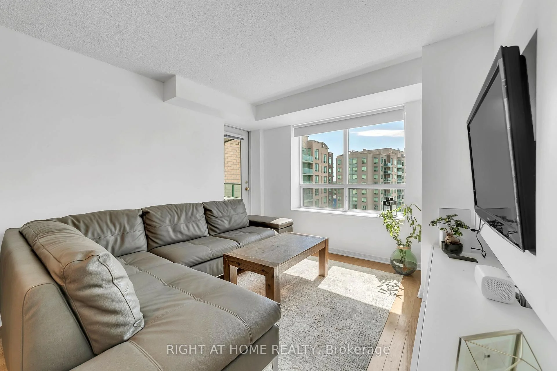 Photo 10 of Unit 1202, 11 Oneida Crescent, Richmond Hill, Langstaff — HOMEH