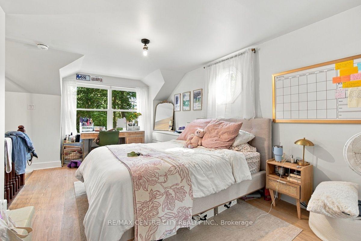 Photo 27 of 245 Bernard Avenue, London, East B — HOMEH