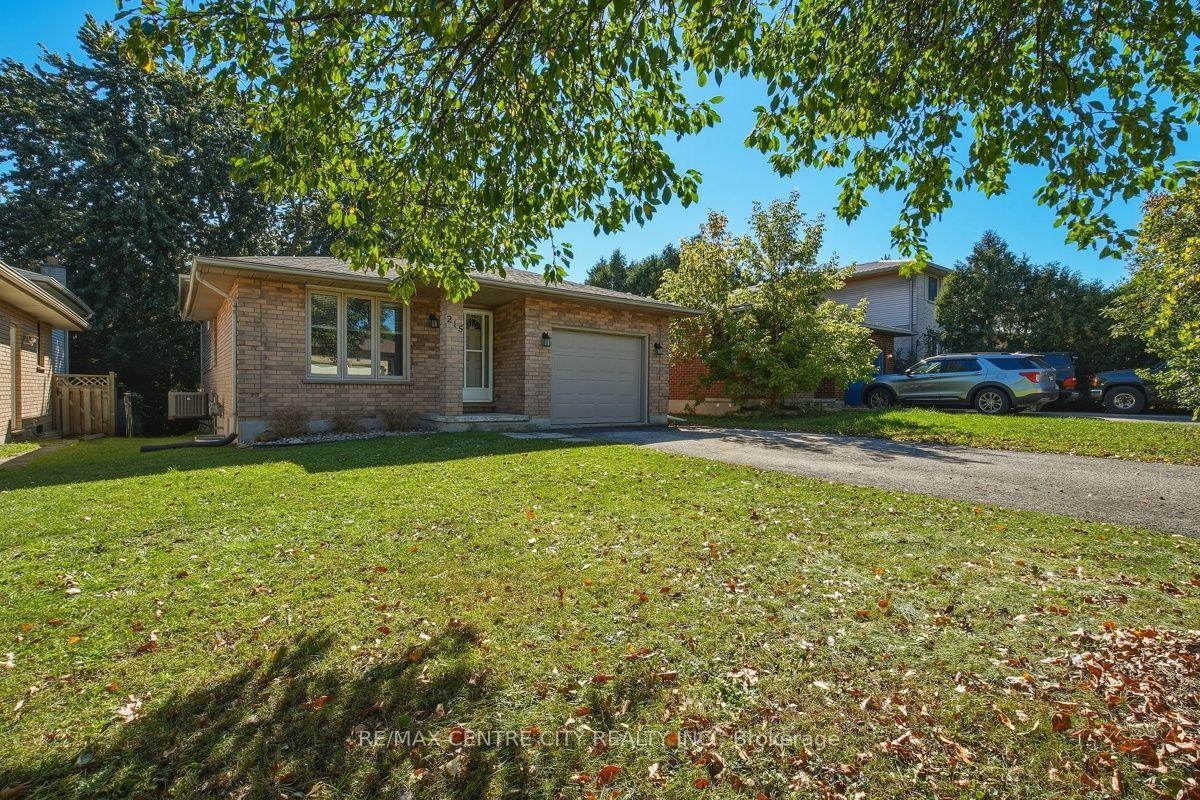 Photo 4 of 215 Walmer Grove, London, North K — HOMEH