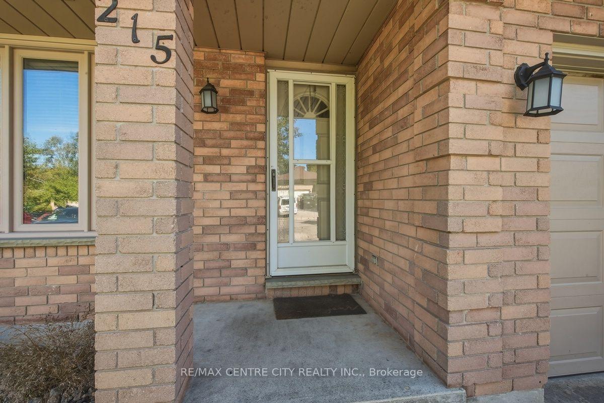 Photo 6 of 215 Walmer Grove, London, North K — HOMEH
