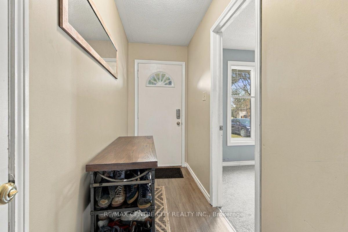 Photo 8 of 215 Walmer Grove, London, North K — HOMEH