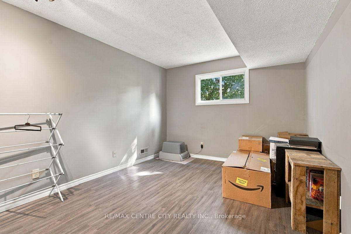 Photo 31 of 215 Walmer Grove, London, North K — HOMEH