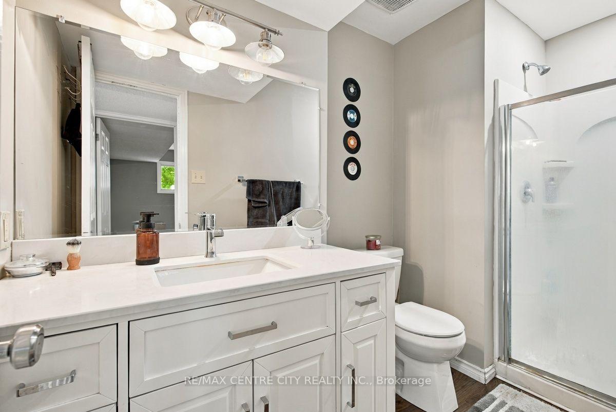 Photo 33 of 215 Walmer Grove, London, North K — HOMEH