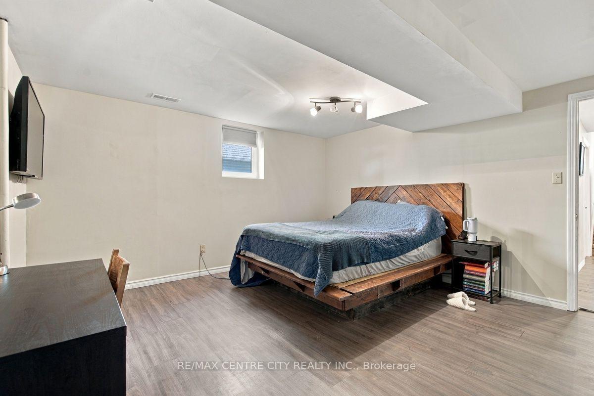 Photo 35 of 215 Walmer Grove, London, North K — HOMEH