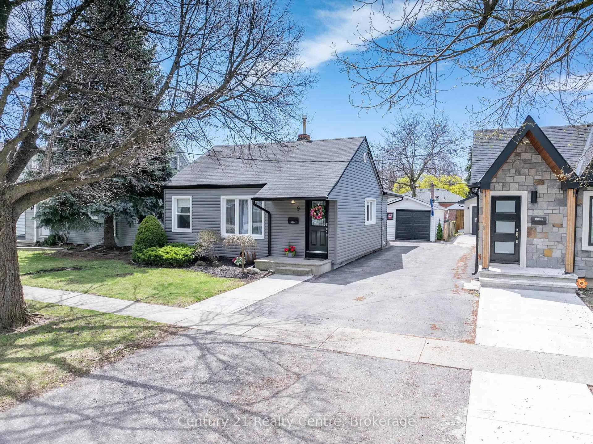 Photo 4 of 9 Sunset Boulevard, Brampton, Brampton West — HOMEH