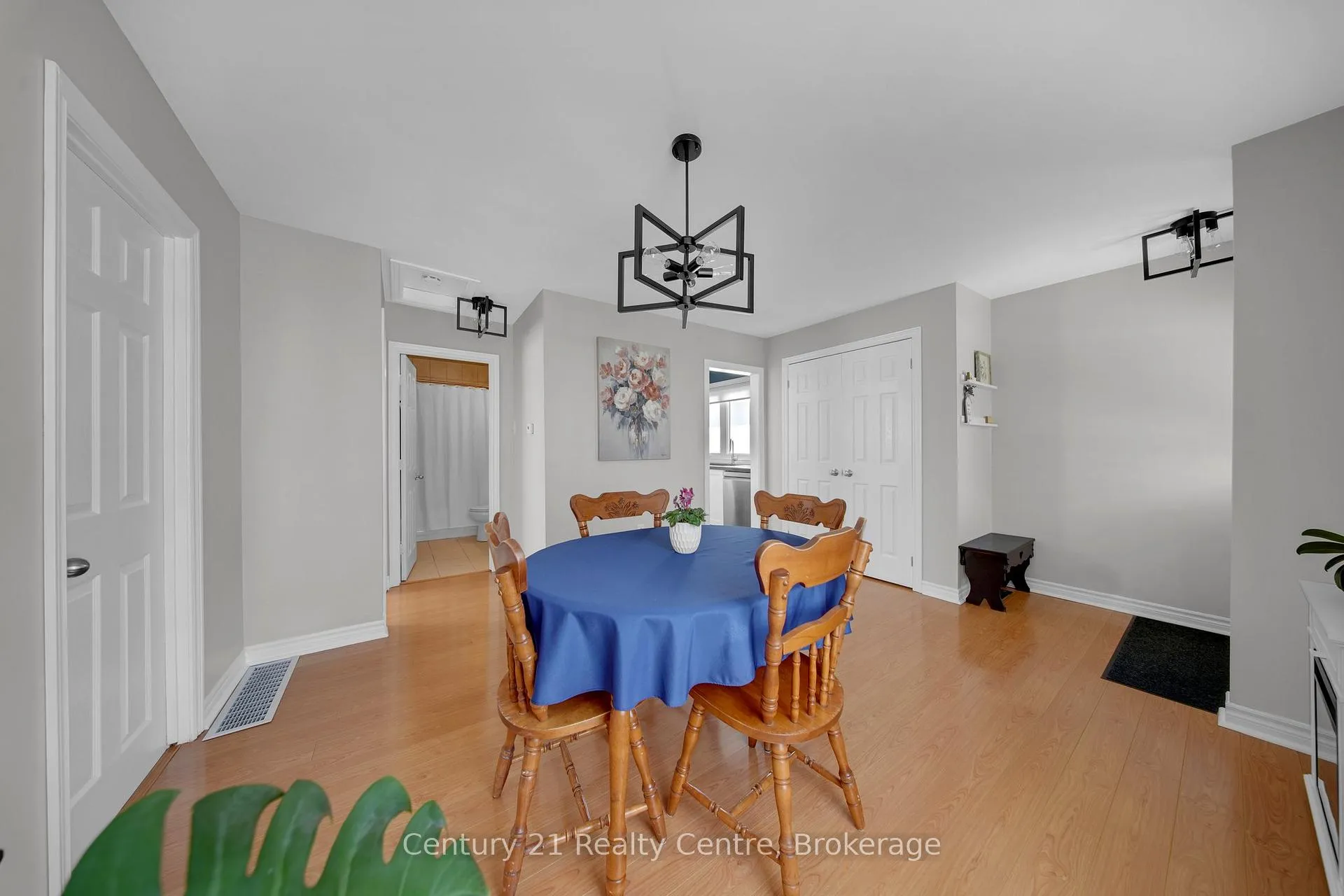 Photo 10 of 9 Sunset Boulevard, Brampton, Brampton West — HOMEH