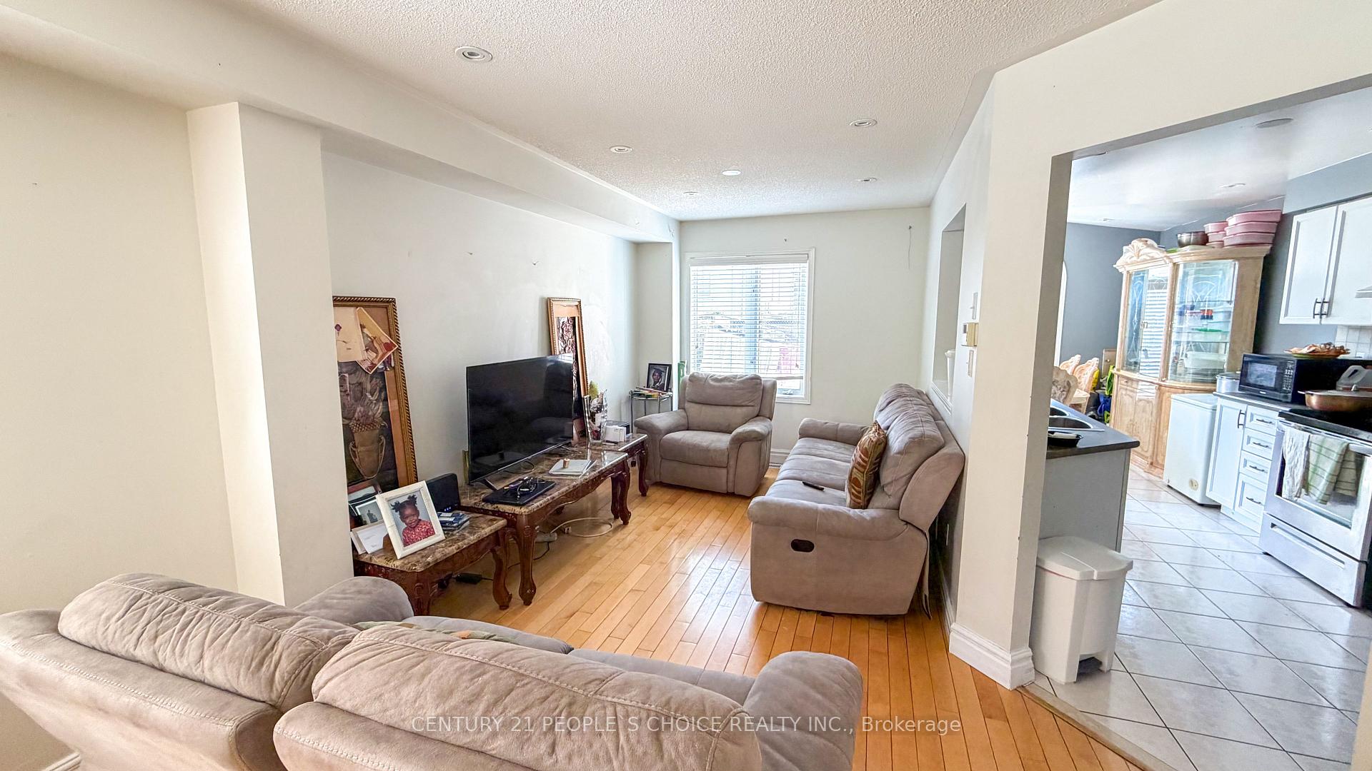 Photo 3 of 20 Belinda Drive, Brampton, Fletcher's Meadow — HOMEH