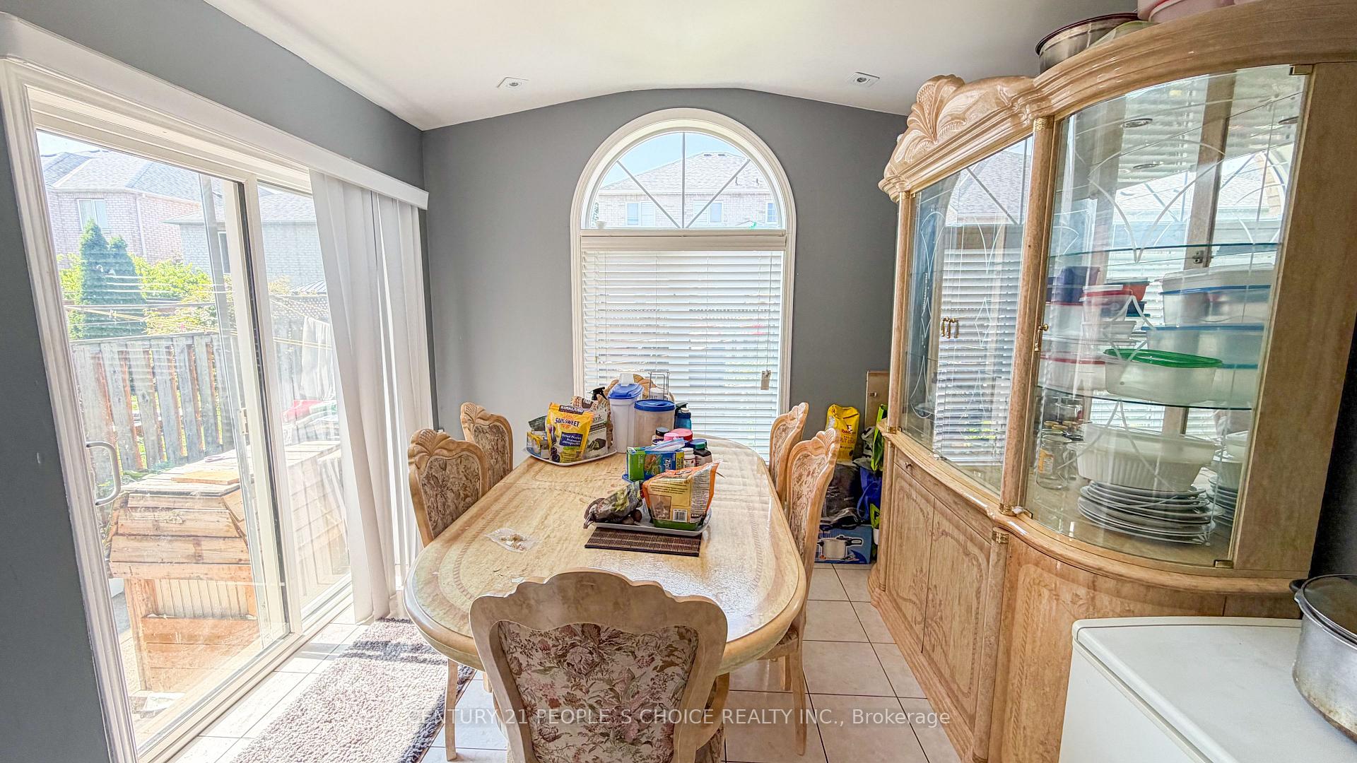 Photo 8 of 20 Belinda Drive, Brampton, Fletcher's Meadow — HOMEH