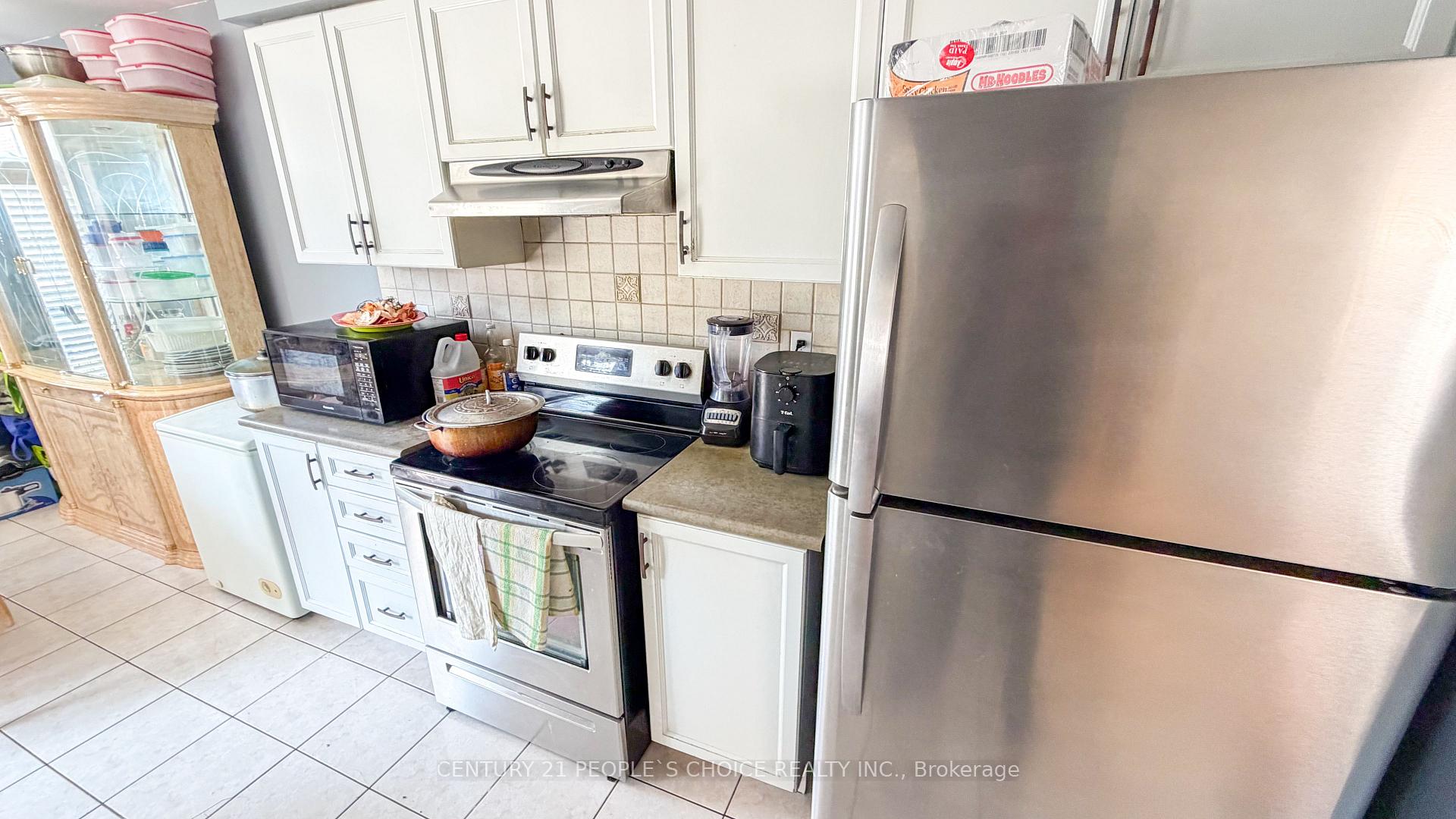 Photo 9 of 20 Belinda Drive, Brampton, Fletcher's Meadow — HOMEH