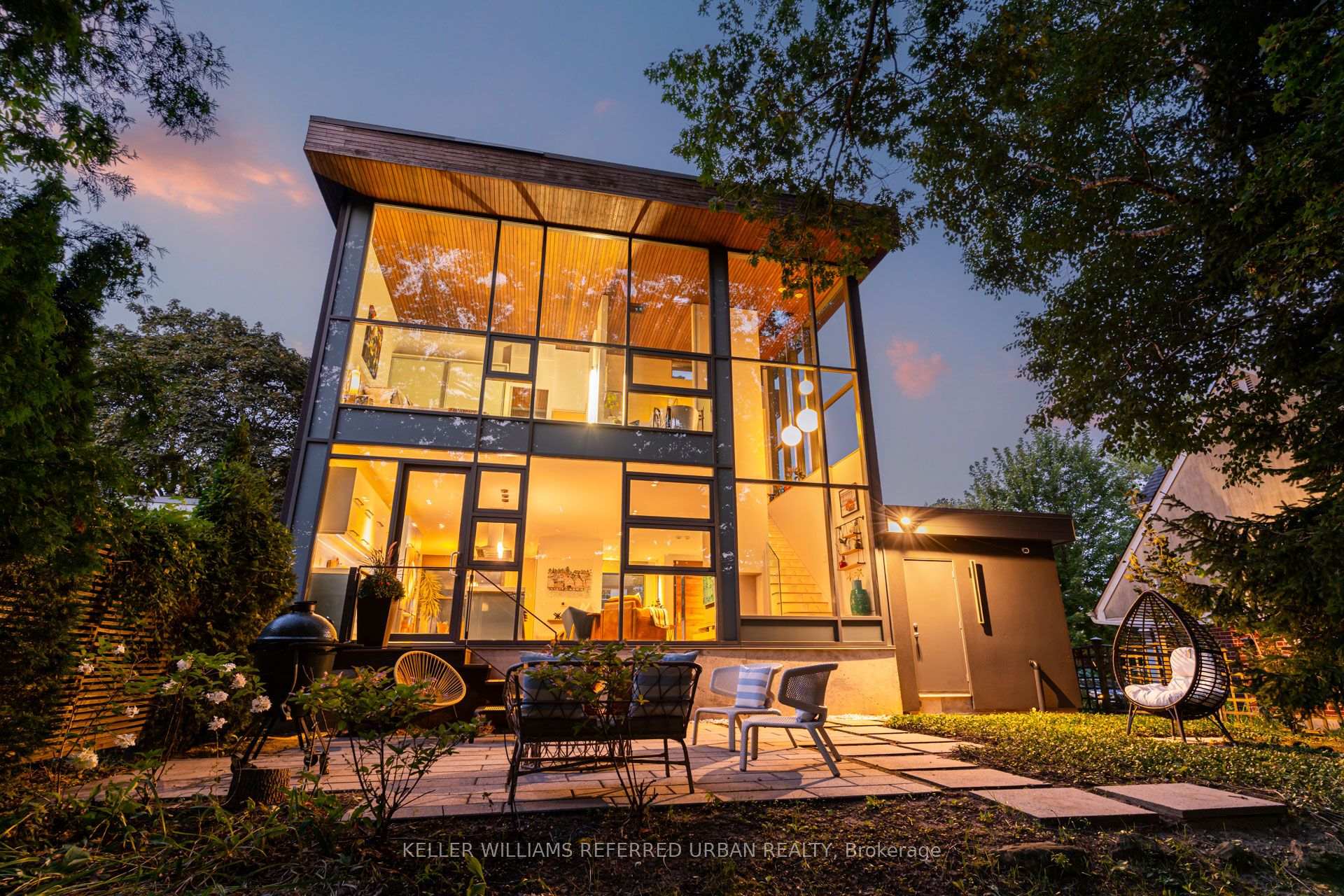 Photo 2 of 28 Beaucourt Road, Etobicoke, Stonegate-Queensway — HOMEH