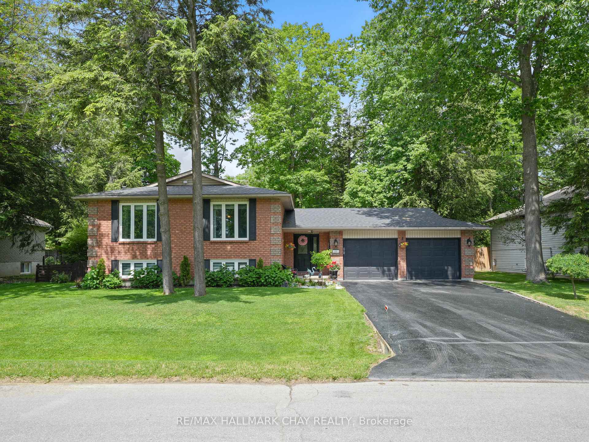 Photo 1 of 20 Downer Crescent, Wasaga Beach — HOMEH