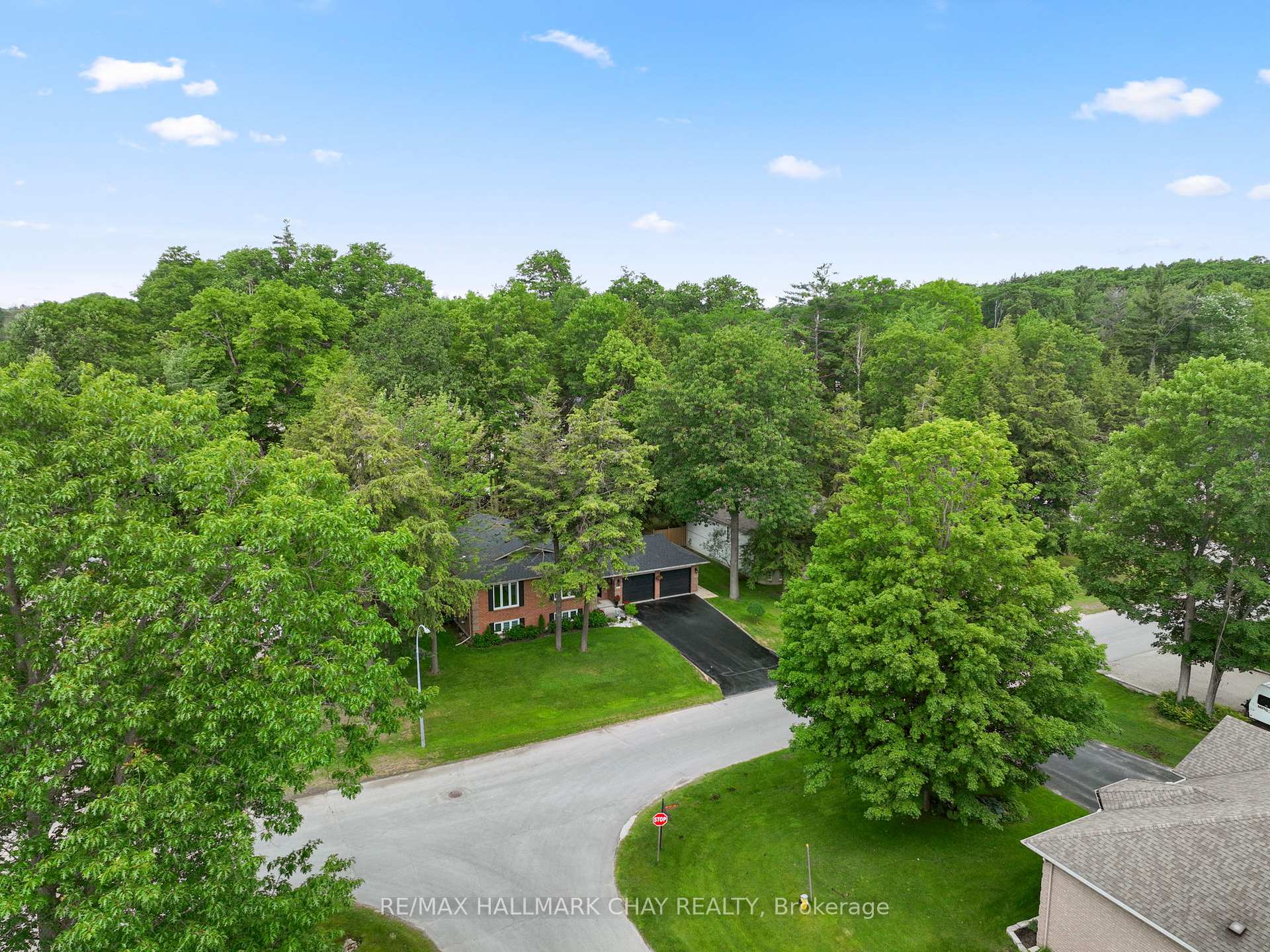 Photo 3 of 20 Downer Crescent, Wasaga Beach — HOMEH