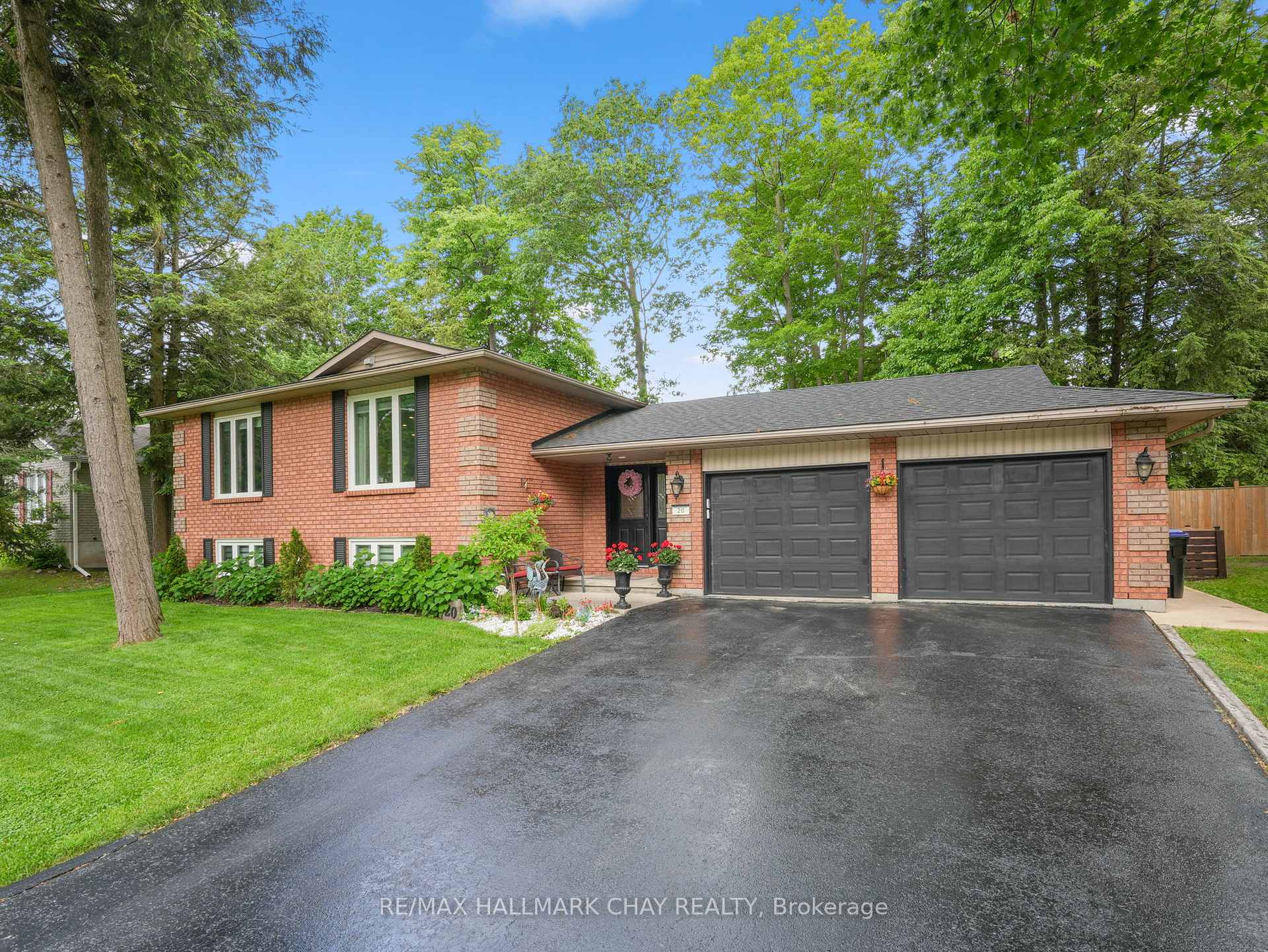 Photo 4 of 20 Downer Crescent, Wasaga Beach — HOMEH