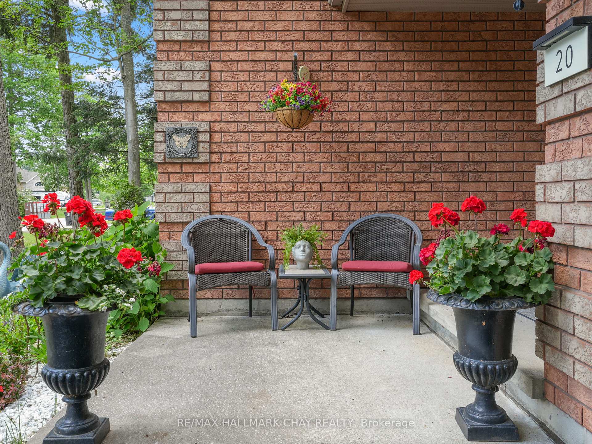 Photo 5 of 20 Downer Crescent, Wasaga Beach — HOMEH
