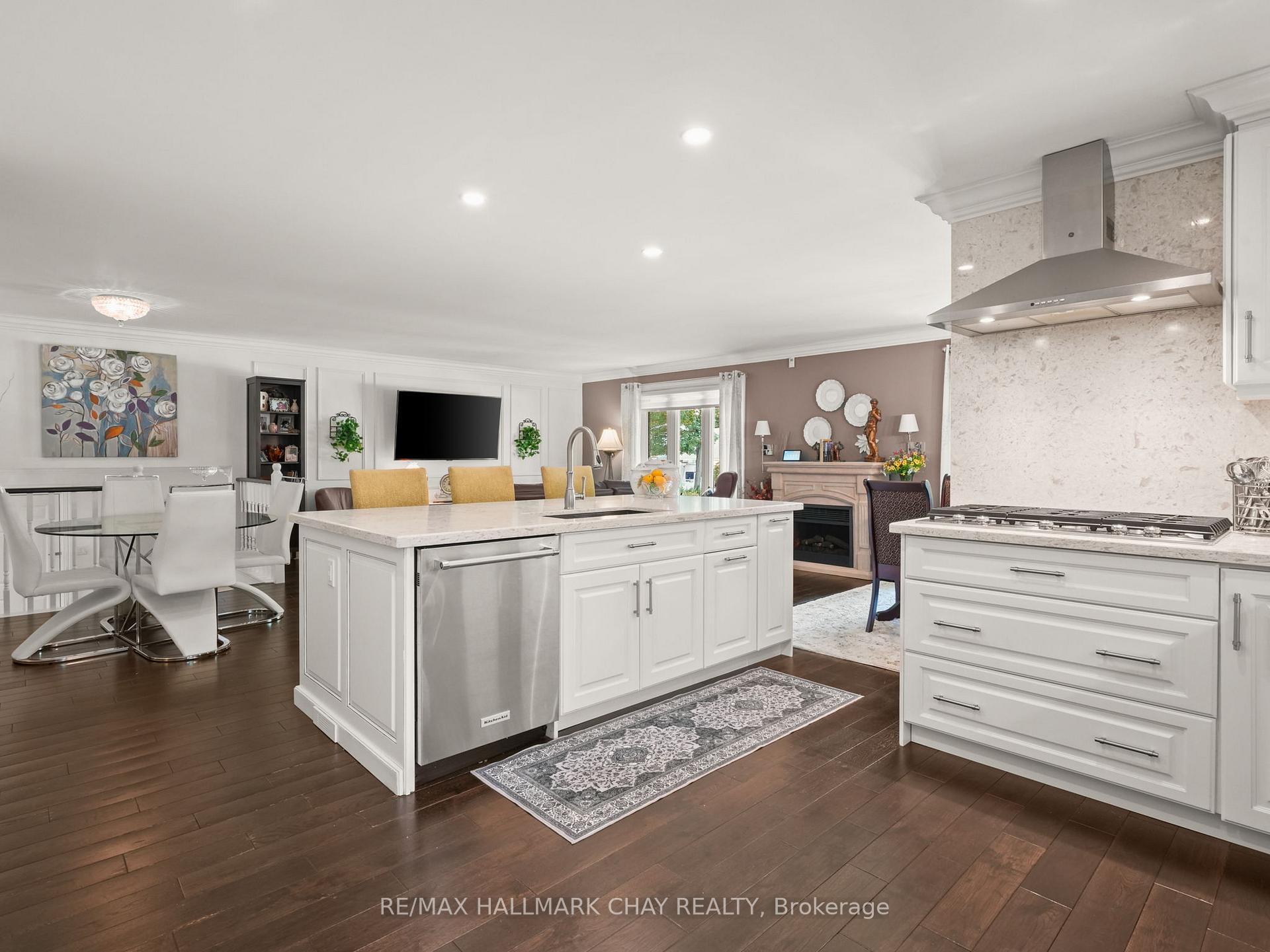 Photo 8 of 20 Downer Crescent, Wasaga Beach — HOMEH
