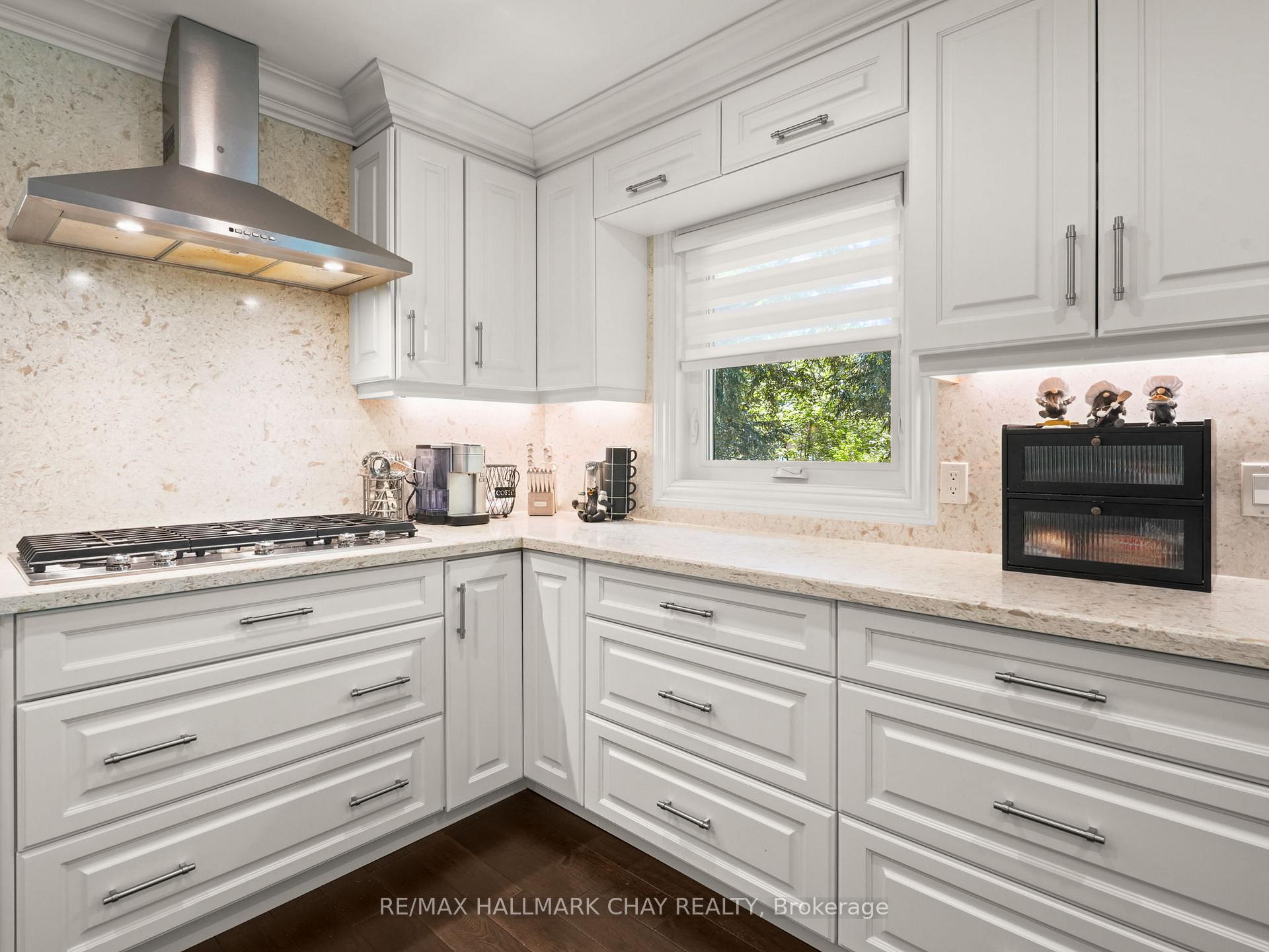 Photo 10 of 20 Downer Crescent, Wasaga Beach — HOMEH