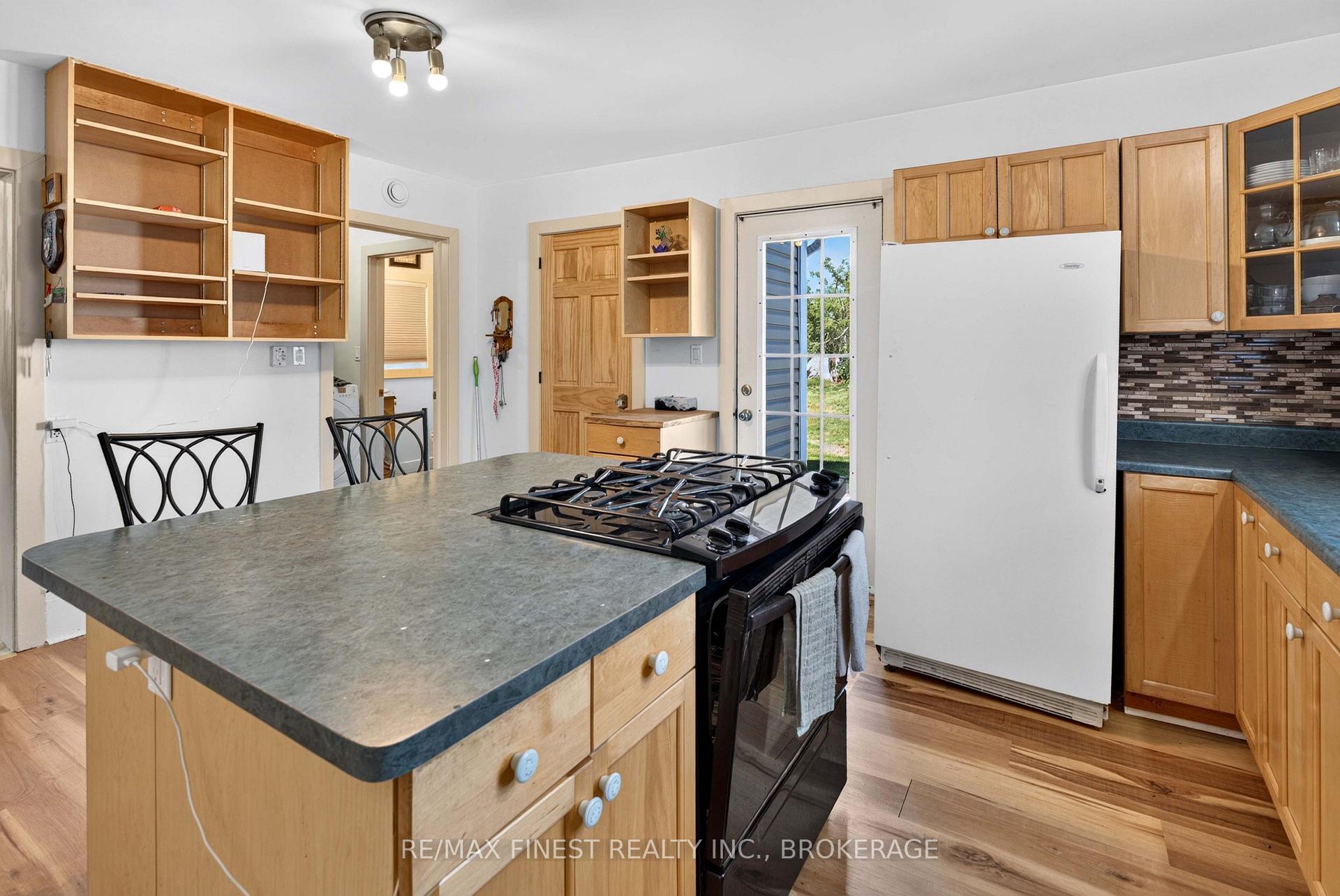 Photo 21 of 1069 Sunnyside Road, Kingston, City North of 401 — HOMEH