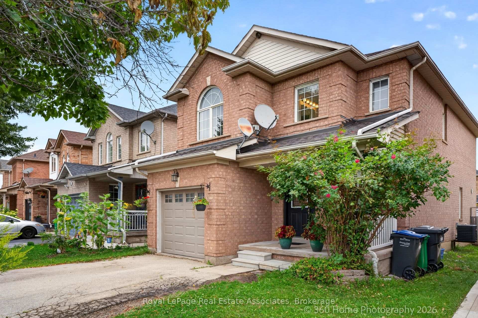 Photo 9 of 43 Hillsburgh Drive, Brampton, Fletcher's Meadow — HOMEH