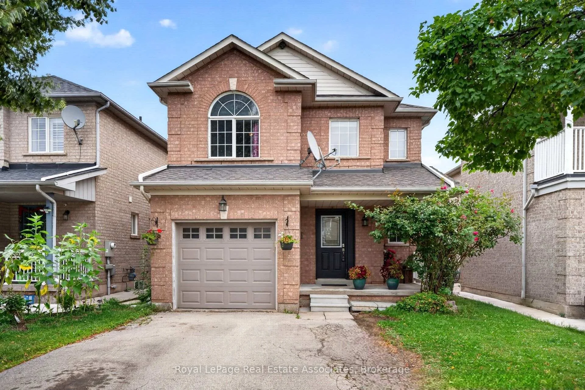 Photo 4 of 43 Hillsburgh Drive, Brampton, Fletcher's Meadow — HOMEH
