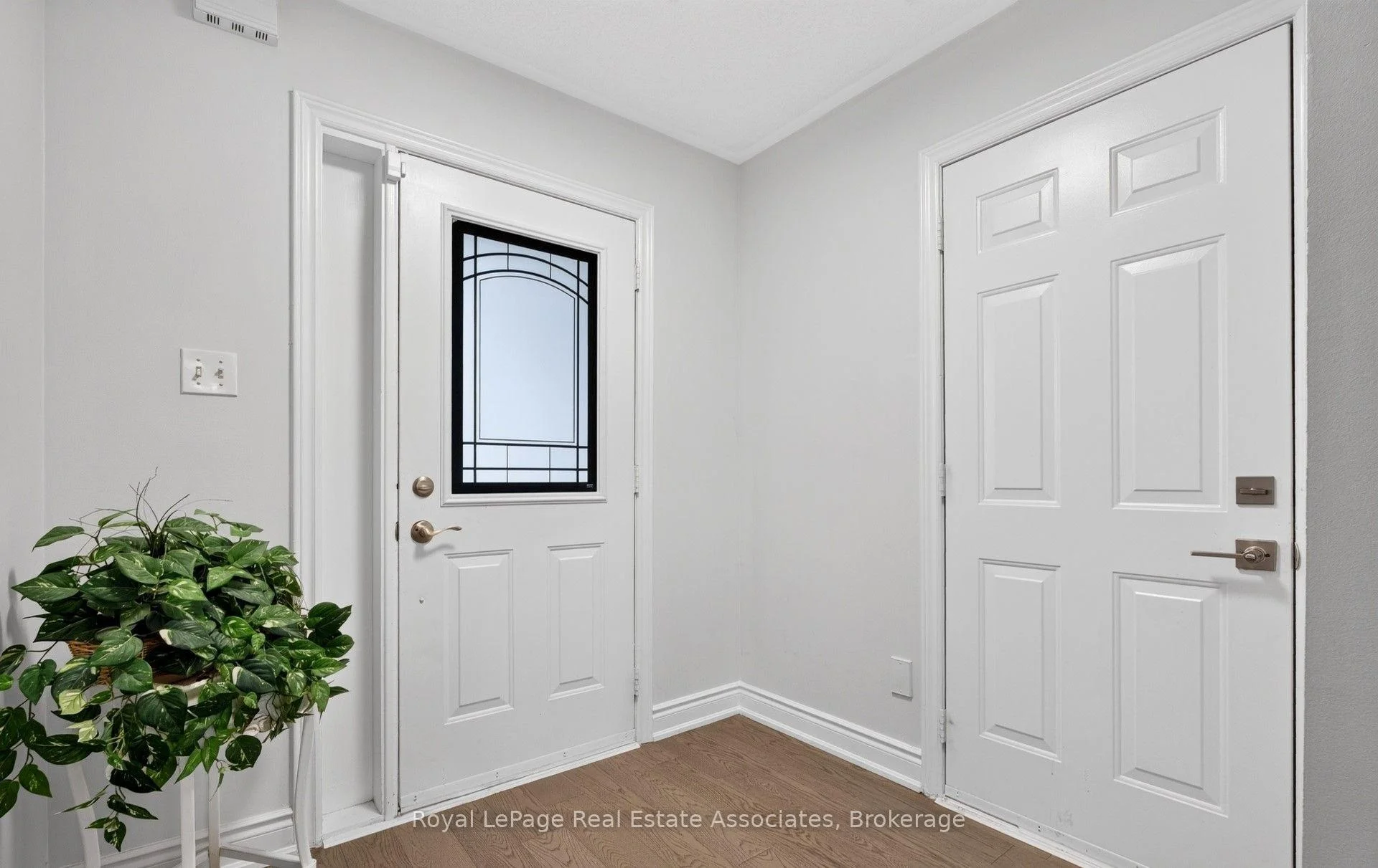 Photo 6 of 43 Hillsburgh Drive, Brampton, Fletcher's Meadow — HOMEH