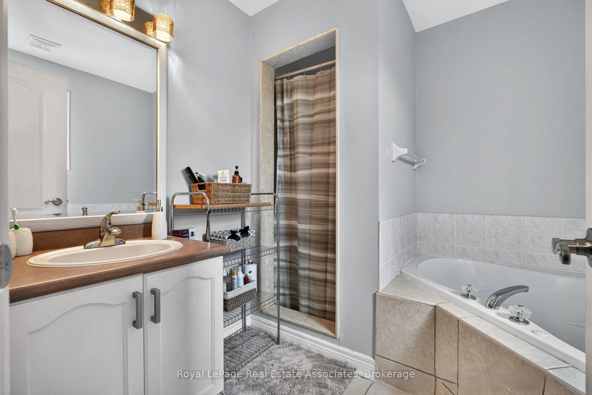 Photo 30 of 43 Hillsburgh Drive, Brampton, Fletcher's Meadow — HOMEH