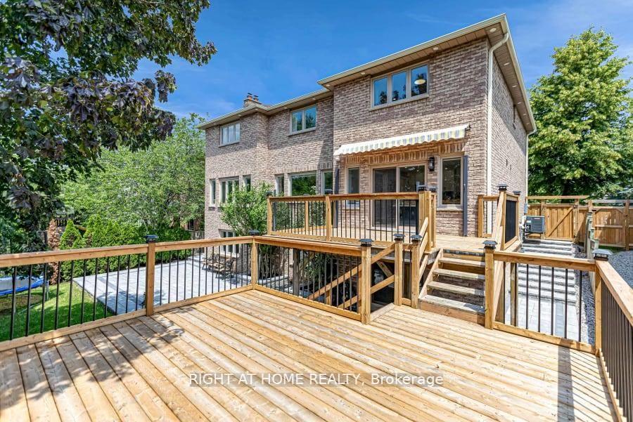 Photo 17 of 35 Harmony Hill Crescent, Richmond Hill, Mill Pond — HOMEH
