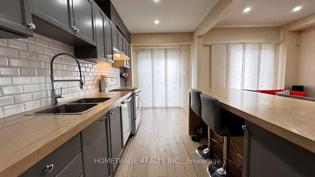 Photo 3 of 231 Denise Circle, Newmarket, Summerhill Estates — HOMEH