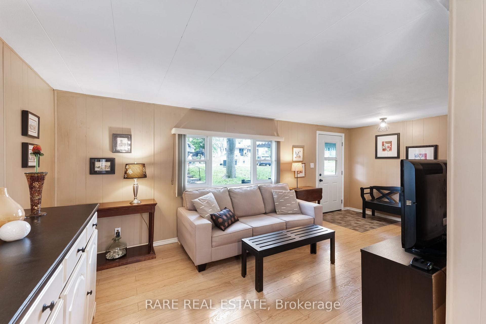 Photo 3 of 11 Hawthorne Drive, Innisfil, Alcona — HOMEH