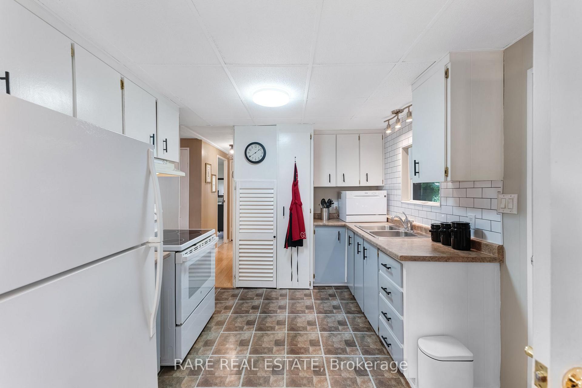 Photo 5 of 11 Hawthorne Drive, Innisfil, Alcona — HOMEH