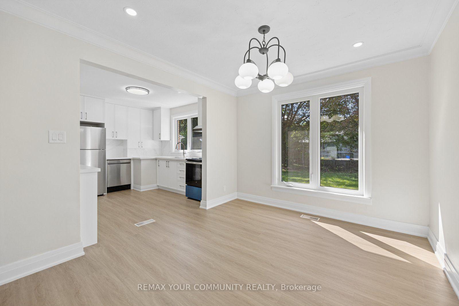 Photo 2 of 110 Evahill Crescent, Richmond Hill, Mill Pond — HOMEH