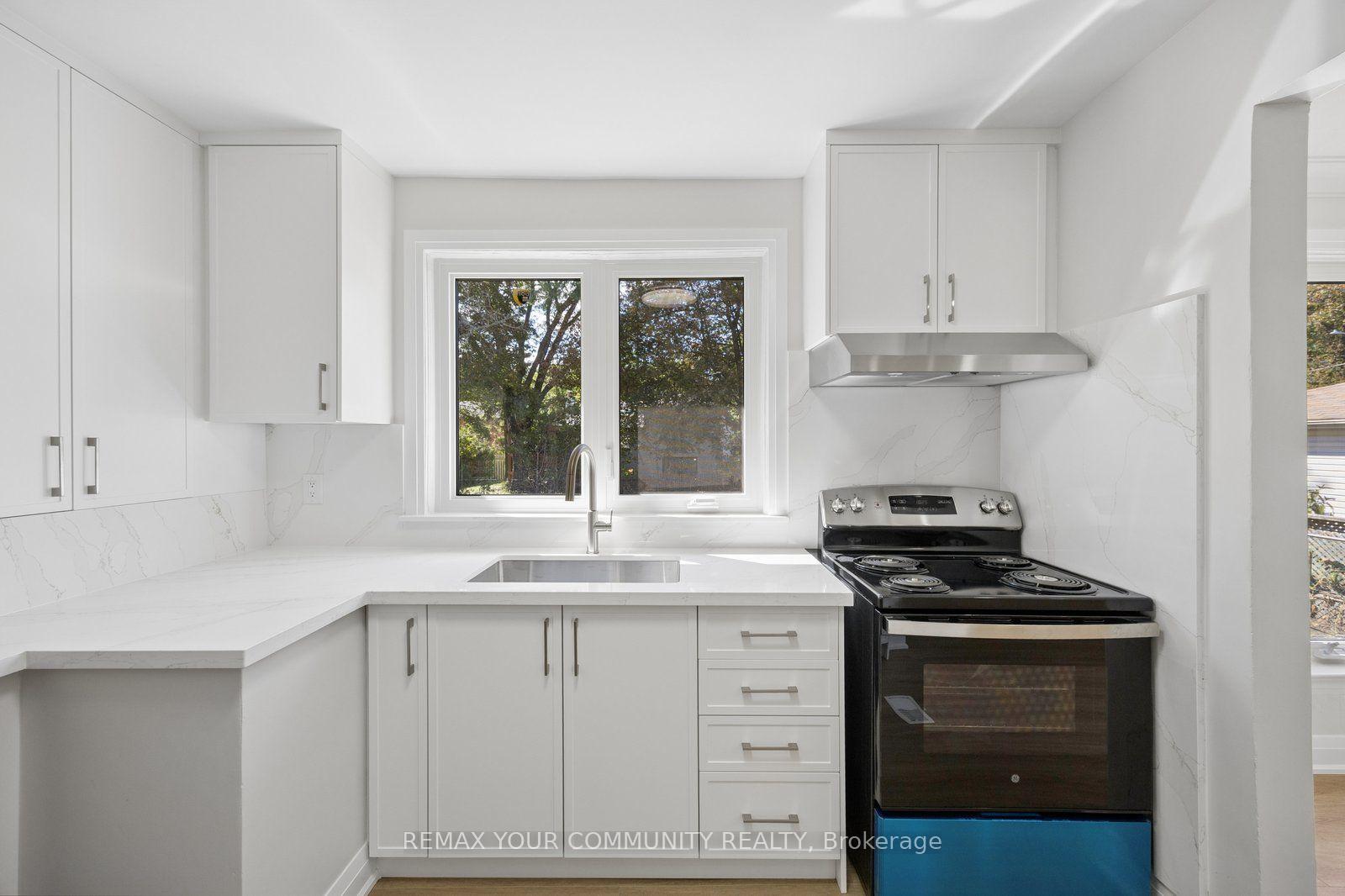 Photo 5 of 110 Evahill Crescent, Richmond Hill, Mill Pond — HOMEH