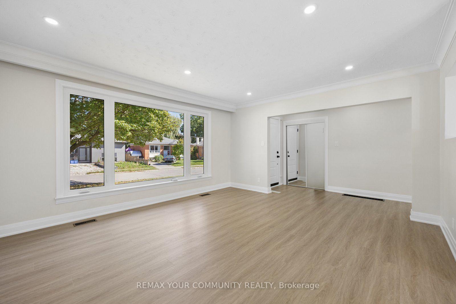 Photo 7 of 110 Evahill Crescent, Richmond Hill, Mill Pond — HOMEH