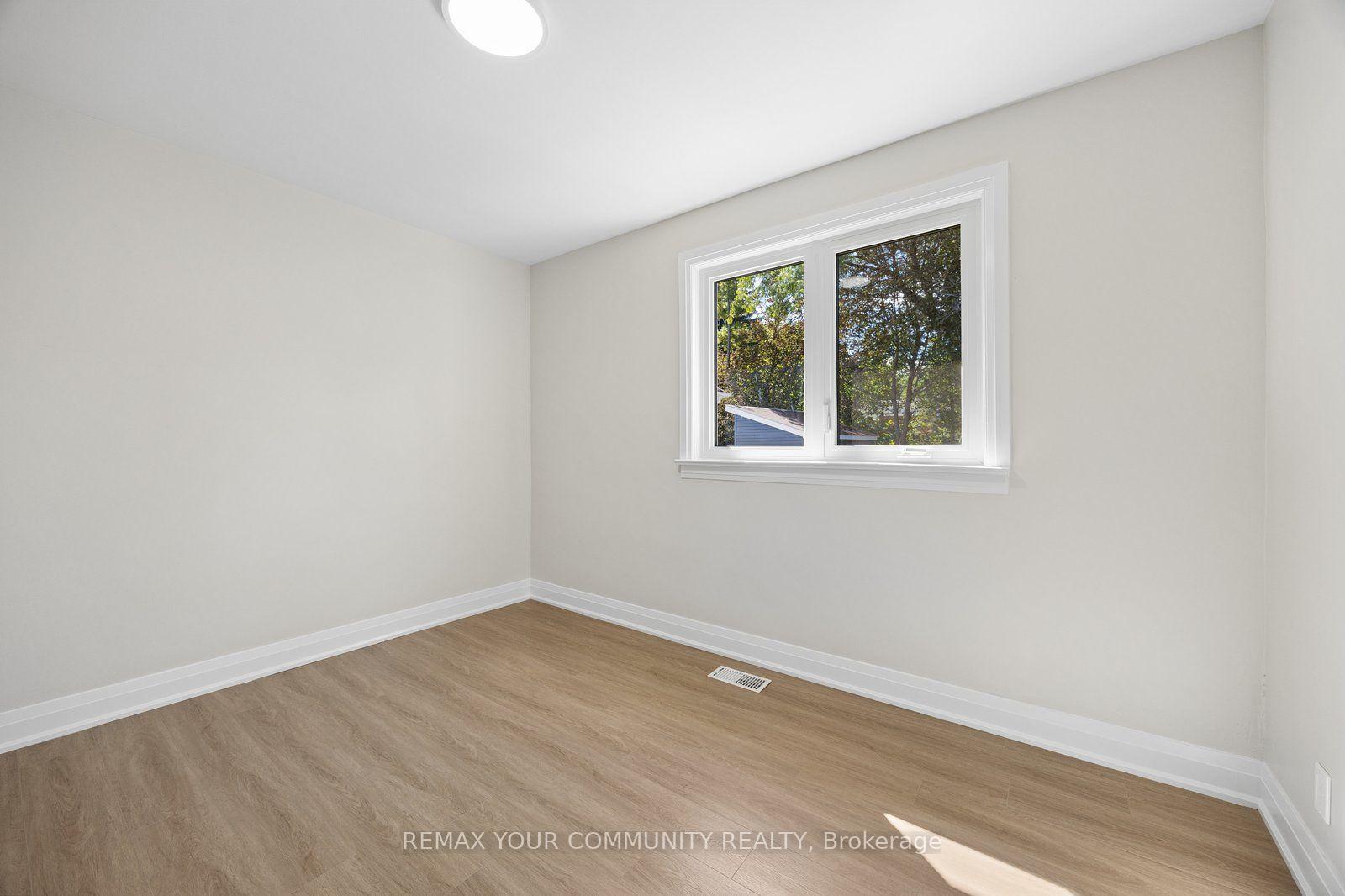 Photo 10 of 110 Evahill Crescent, Richmond Hill, Mill Pond — HOMEH