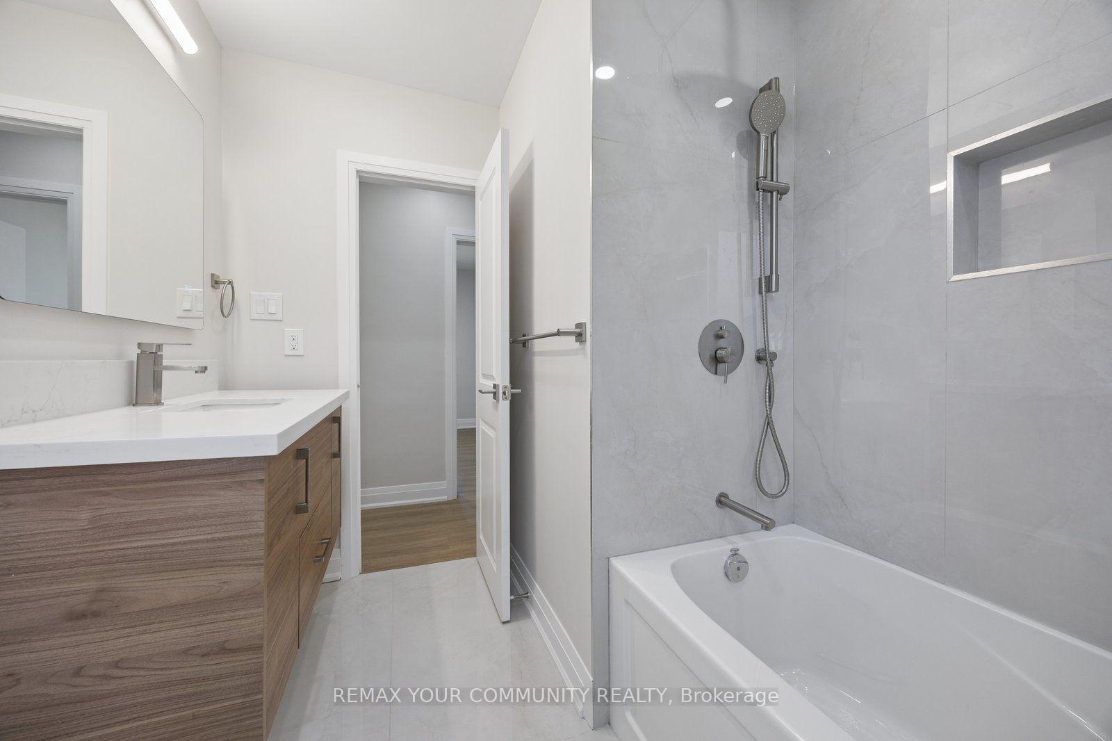 Photo 11 of 110 Evahill Crescent, Richmond Hill, Mill Pond — HOMEH