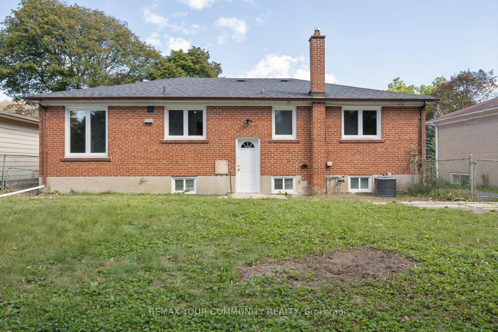 Photo 18 of 110 Evahill Crescent, Richmond Hill, Mill Pond — HOMEH