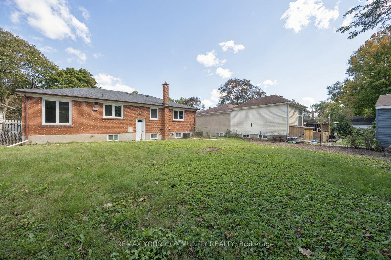 Photo 19 of 110 Evahill Crescent, Richmond Hill, Mill Pond — HOMEH