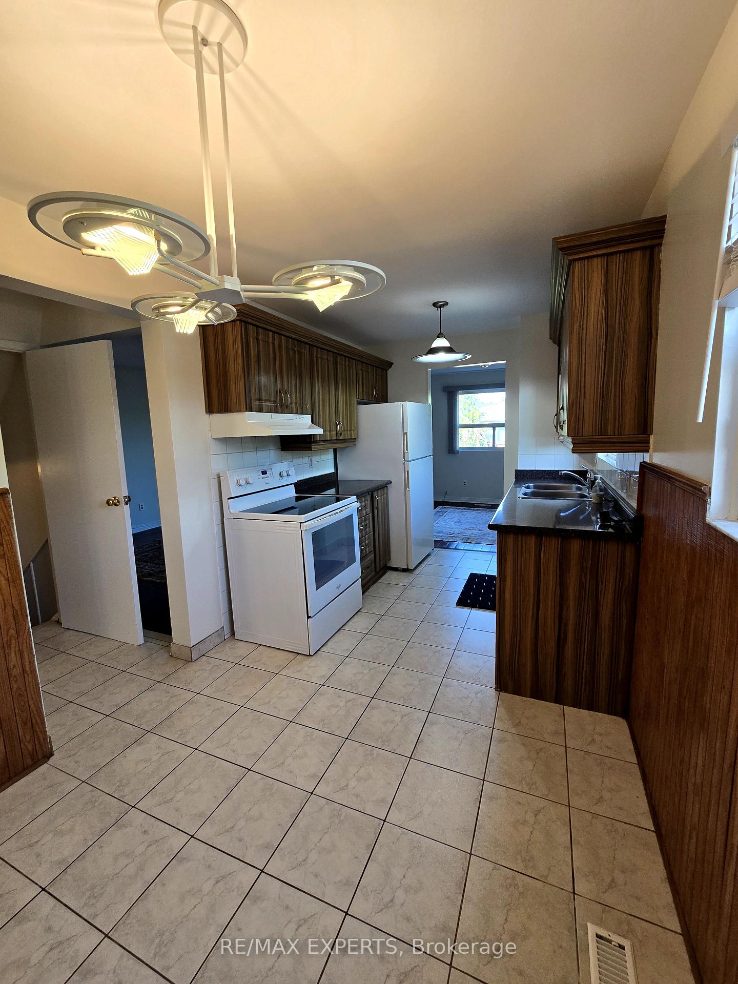Photo 2 of 5 Rawling Crescent, Brampton, Heart Lake — HOMEH