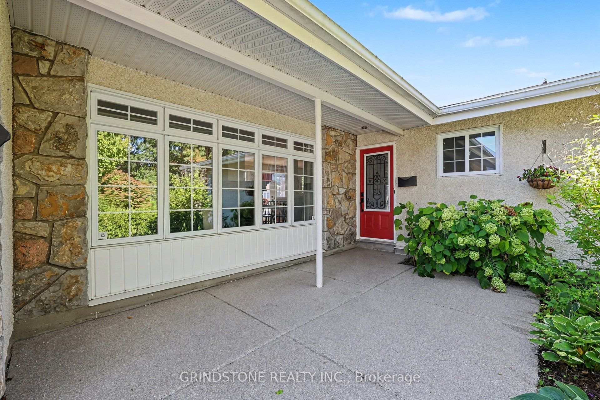 Photo 2 of 22 Bowmoor Avenue, Ottawa, Borden Farm/Stewart Farm/Carleton Heights/Parkwood Hills — HOMEH