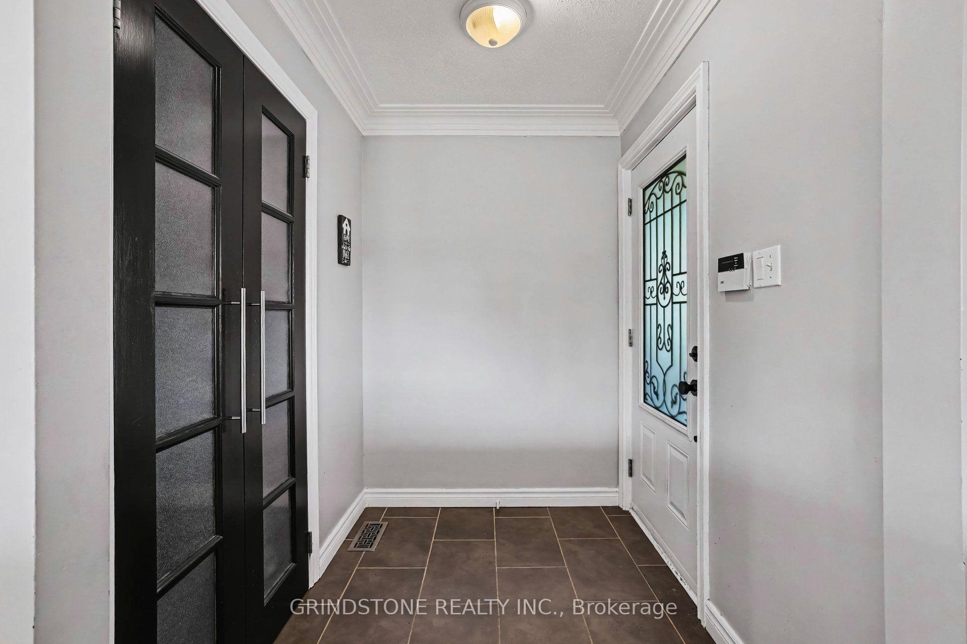 Photo 3 of 22 Bowmoor Avenue, Ottawa, Borden Farm/Stewart Farm/Carleton Heights/Parkwood Hills — HOMEH